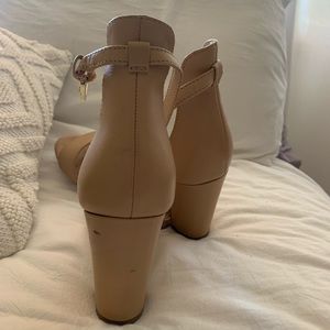 Vince Camuto heels in great condition, wore three times. Small scratches in pics